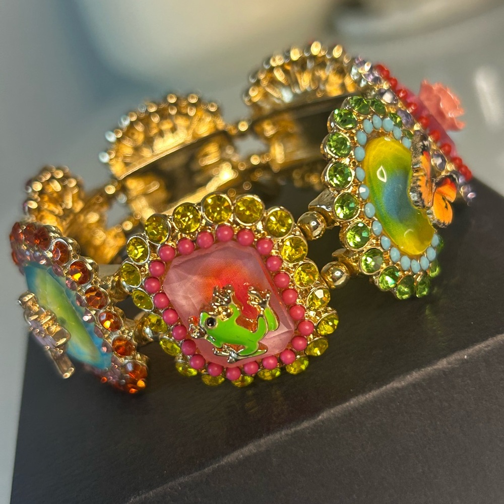 Viral Betsey Johnson spring Colorful cameo Stretch Bracelet - Picture 5 of 7